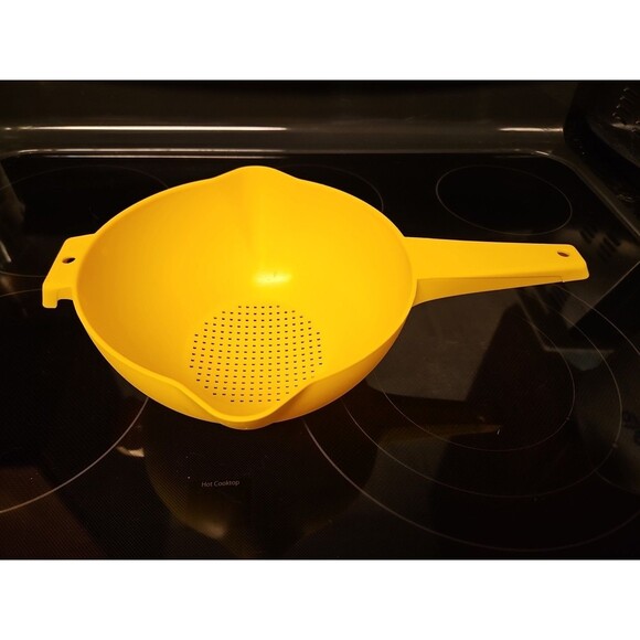 Vintage Tupperware 1523-8 Yellow 2 Qt Strainer Colander Handle 2 Spouts - Picture 1 of 15